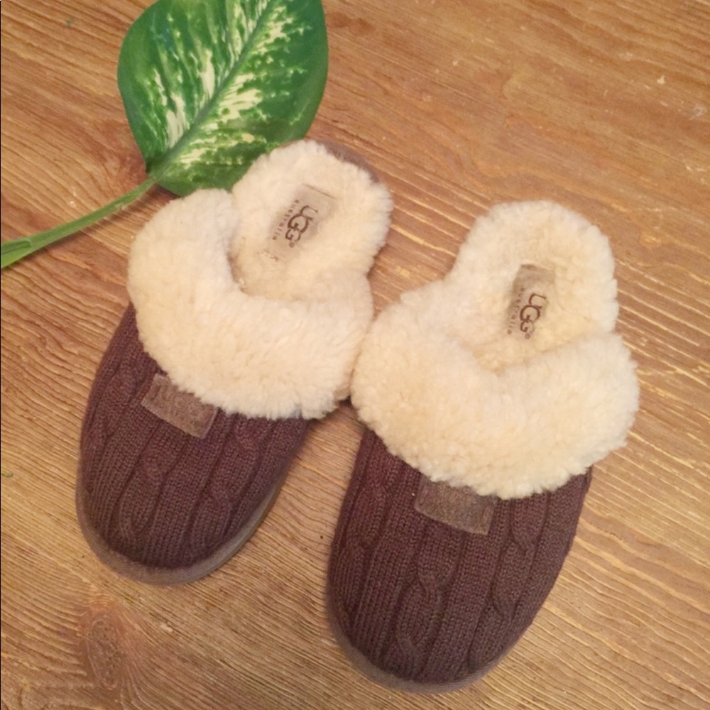 Ugg slippers color brown
